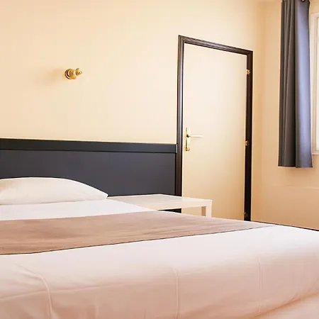 Hotel Des Bains A 10 Min De Paris 2*