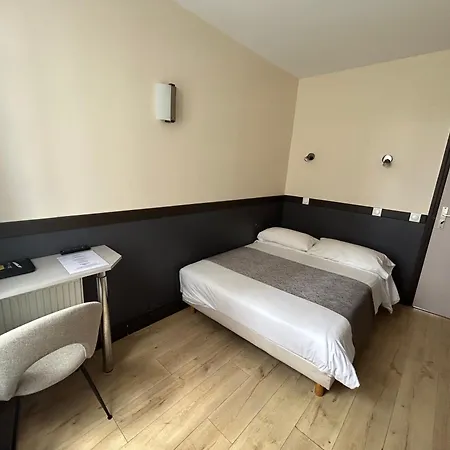 Hotel Des Bains A 10 Min De Paris 2*