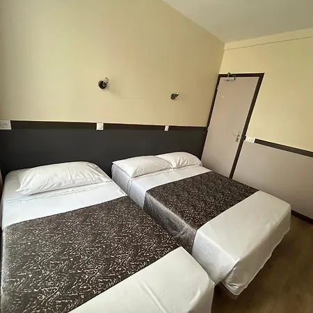 Hotel Des Bains A 10 Min De Paris 2*