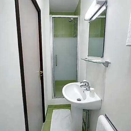 Des Bains 24h 7j Paris Centre à 10 Min Hotel