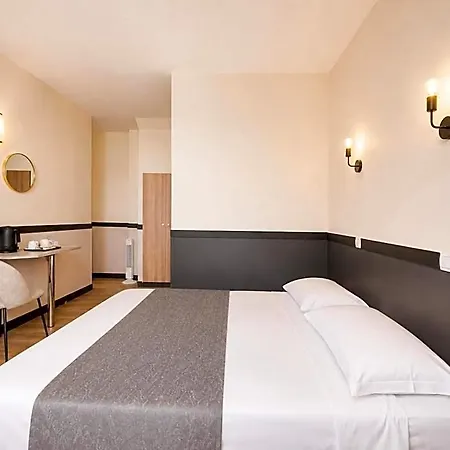 Des Bains 24h 7j Paris Centre A 10 Min Hotel 2*