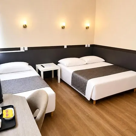 Des Bains 24h 7j Paris Centre à 10 Min Hotel 2*