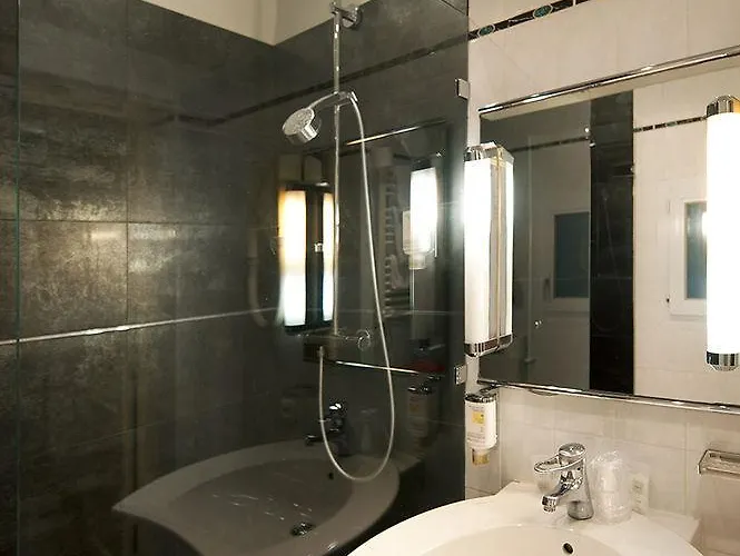Des Bains A 10 Min De Paris 酒店